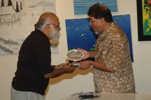 Shri. Suhas Bahulkar felicitate Anil Kinikar at Artfest 09, Indiaart Gallery